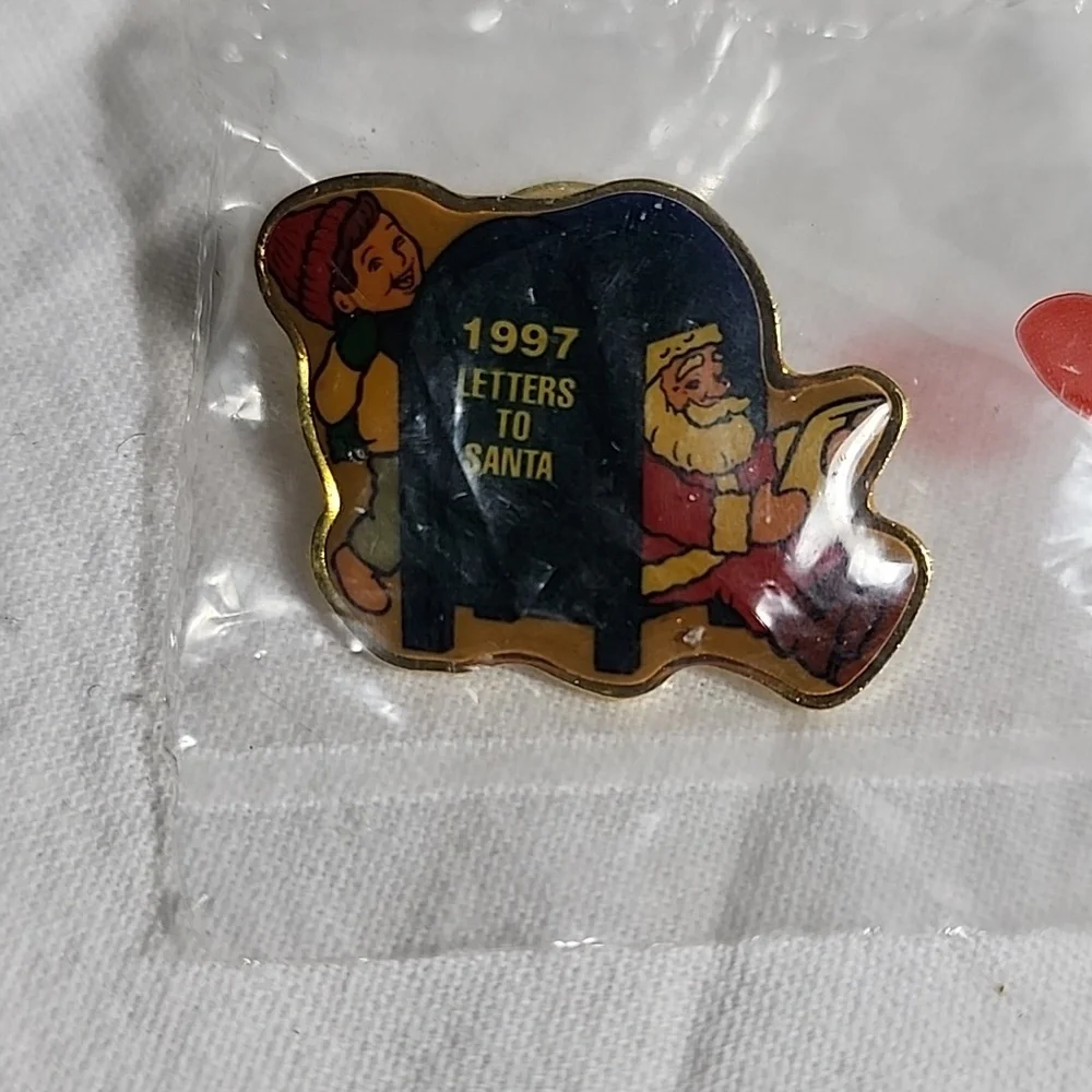 New in Package Hallmark 1997 Letters to Santa‎ Pin